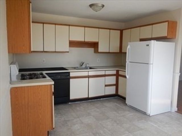 64 Tennis Plaza Rd 2, Dracut, MA 01826