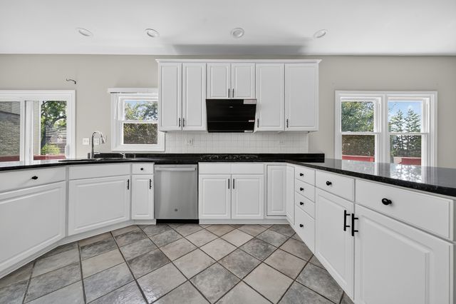 17 Chapel Hill Court, Westmont, IL 60559