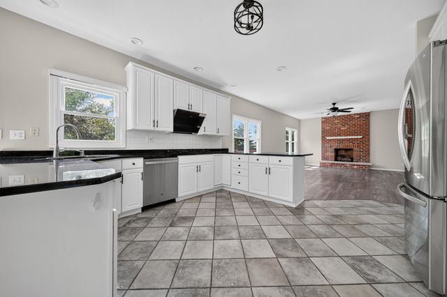 17 Chapel Hill Court, Westmont, IL 60559
