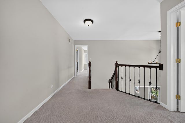 17 Chapel Hill Court, Westmont, IL 60559