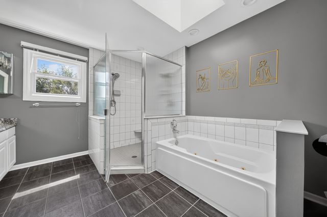 17 Chapel Hill Court, Westmont, IL 60559