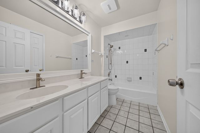 17 Chapel Hill Court, Westmont, IL 60559