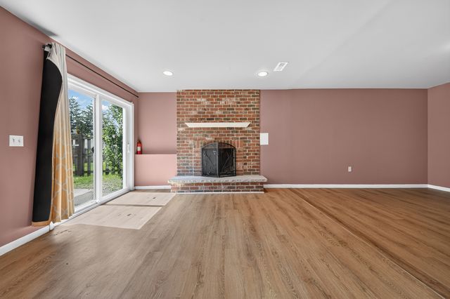 17 Chapel Hill Court, Westmont, IL 60559