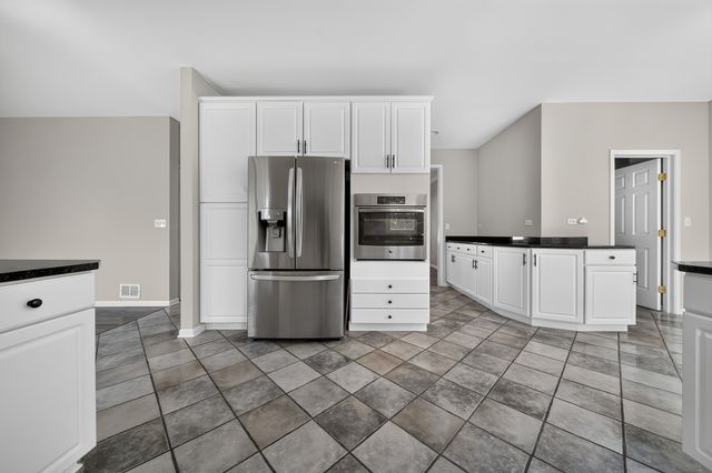 17 Chapel Hill Court, Westmont, IL 60559