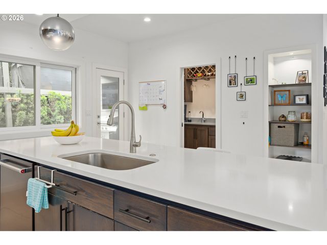2845 HARLOW Rd, Eugene, OR 97401