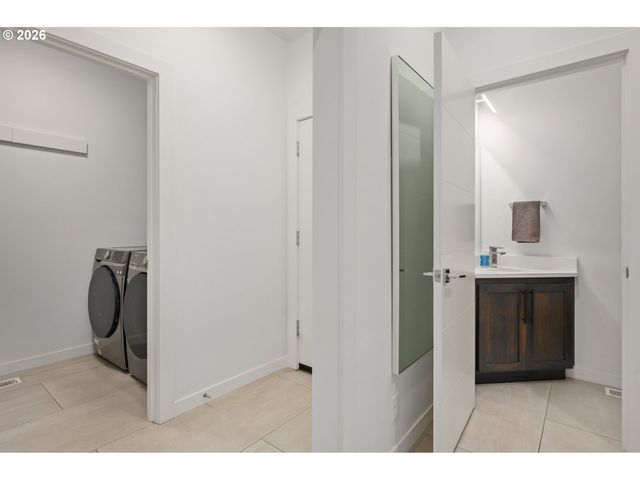 2845 HARLOW Rd, Eugene, OR 97401