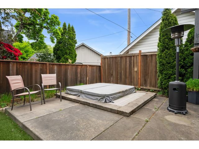 2845 HARLOW Rd, Eugene, OR 97401