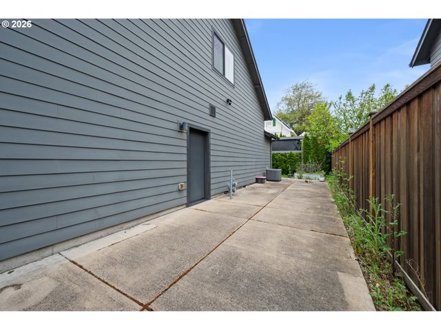 2845 HARLOW Rd, Eugene, OR 97401