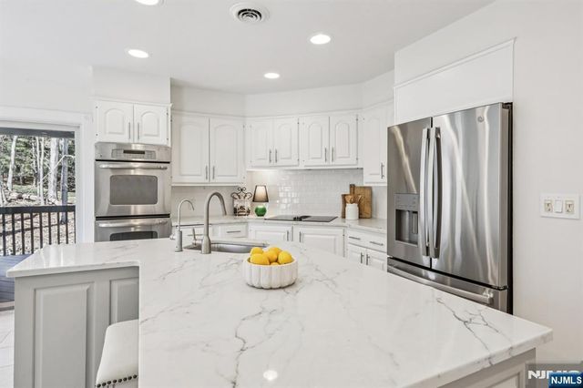 11 Carlough Road, Upper Saddle River, NJ 07458