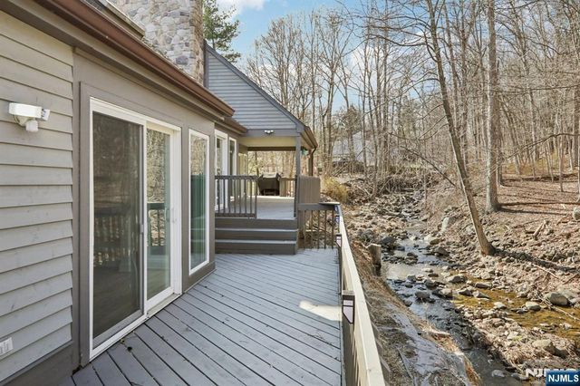 11 Carlough Road, Upper Saddle River, NJ 07458