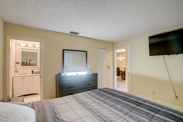 5780 FERNLEY Drive W 144, West Palm Beach, FL 33415