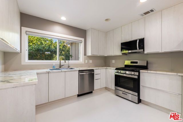 1112 S Highland Avenue, Los Angeles, CA 90019