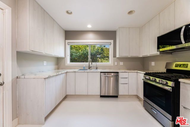 1112 S Highland Avenue, Los Angeles, CA 90019