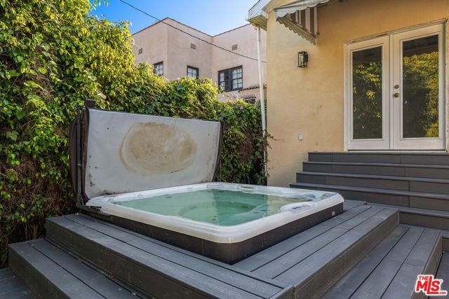 1112 S Highland Avenue, Los Angeles, CA 90019