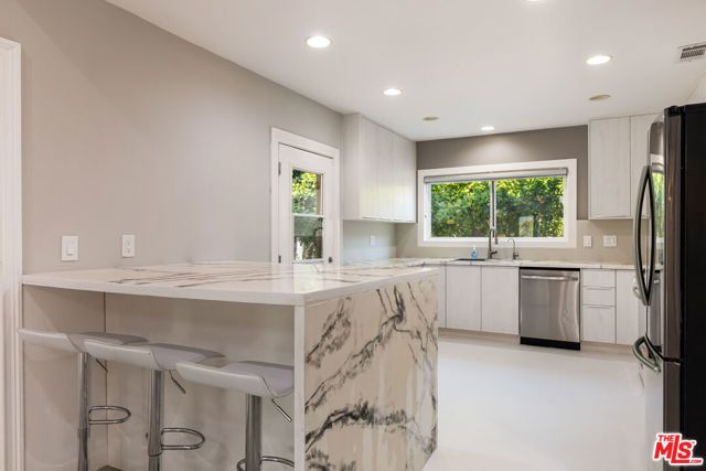 1112 S Highland Avenue, Los Angeles, CA 90019
