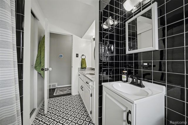 22960 Manning Street, Farmington, MI 48336