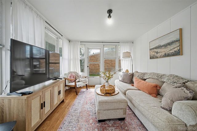 22960 Manning Street, Farmington, MI 48336