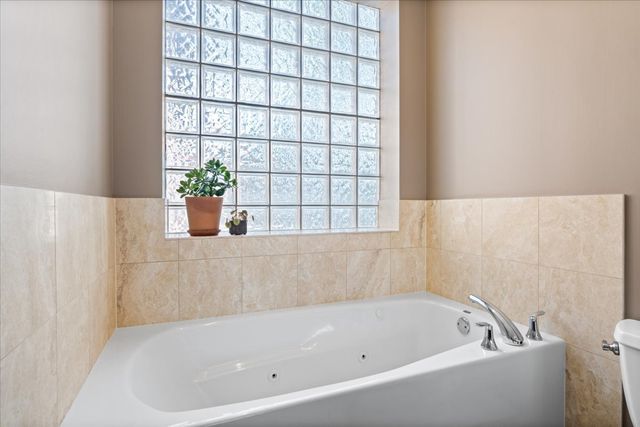 823 W WOLFRAM Street 2E, Chicago, IL 60657