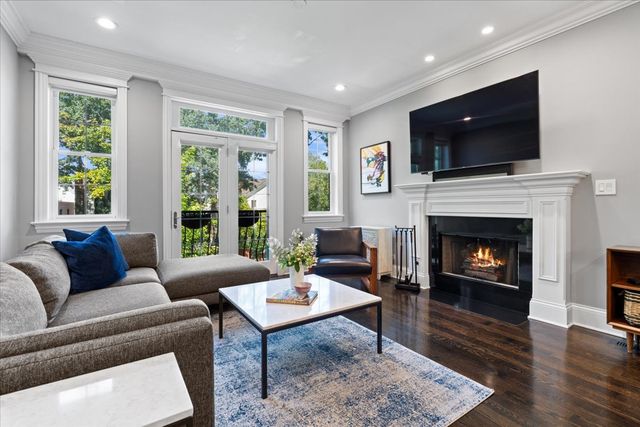 823 W WOLFRAM Street 2E, Chicago, IL 60657