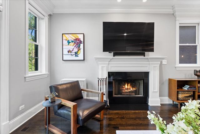 823 W WOLFRAM Street 2E, Chicago, IL 60657
