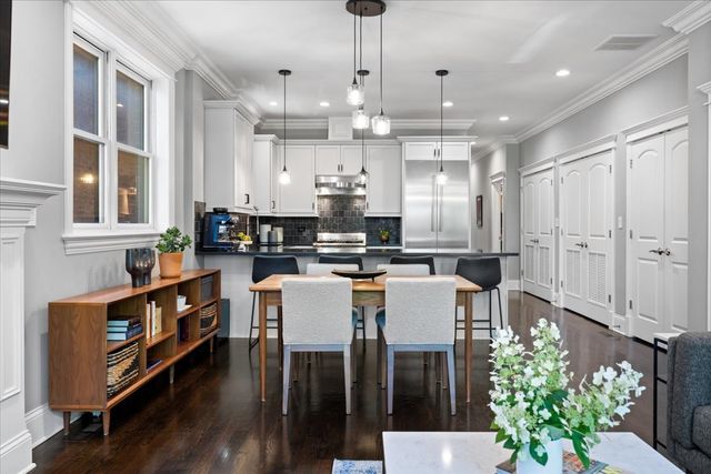 823 W WOLFRAM Street 2E, Chicago, IL 60657