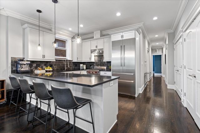 823 W WOLFRAM Street 2E, Chicago, IL 60657