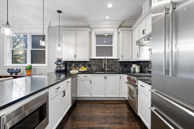 823 W WOLFRAM Street 2E, Chicago, IL 60657