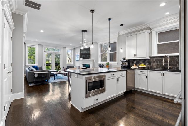 823 W WOLFRAM Street 2E, Chicago, IL 60657