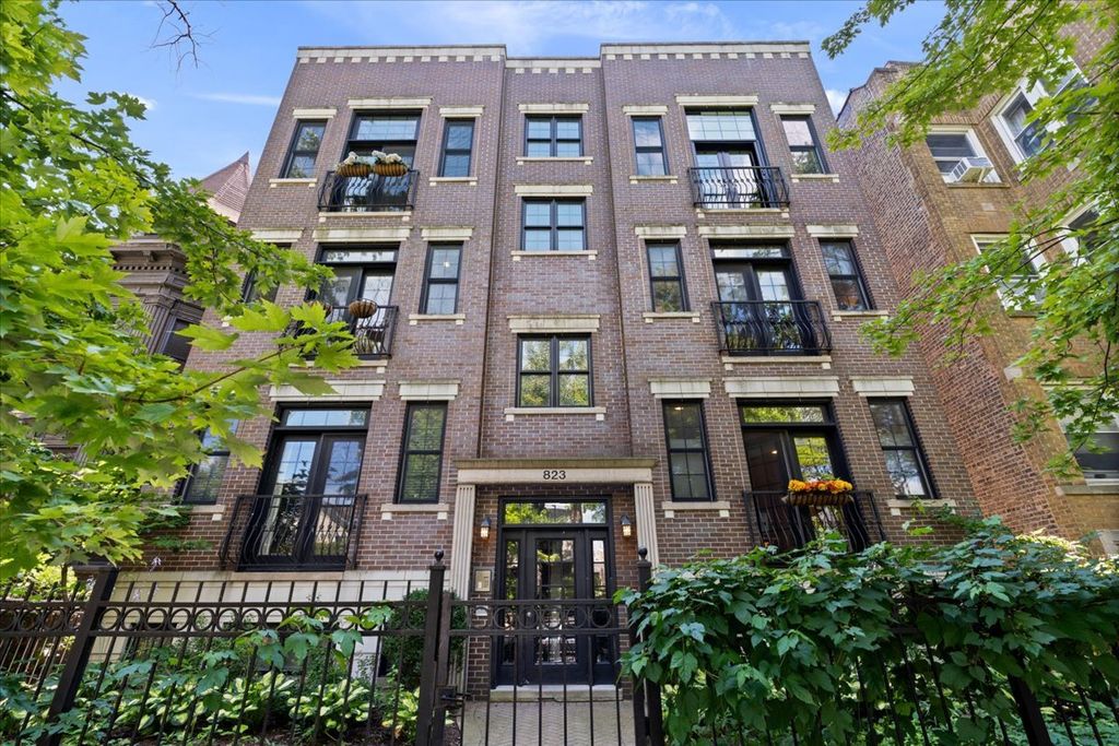 823 W WOLFRAM Street 2E, Chicago, IL 60657