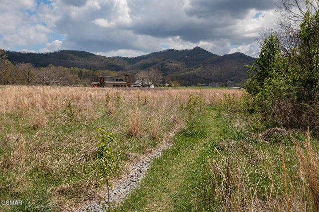 2221 Meadowbrook Lane, Sevierville, TN 37862