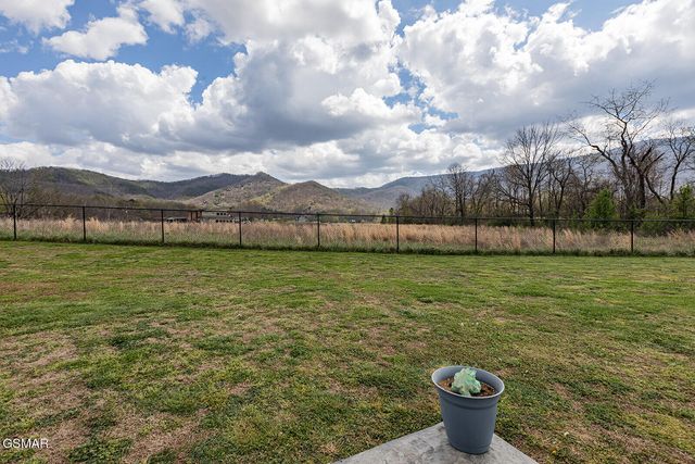 2221 Meadowbrook Lane, Sevierville, TN 37862