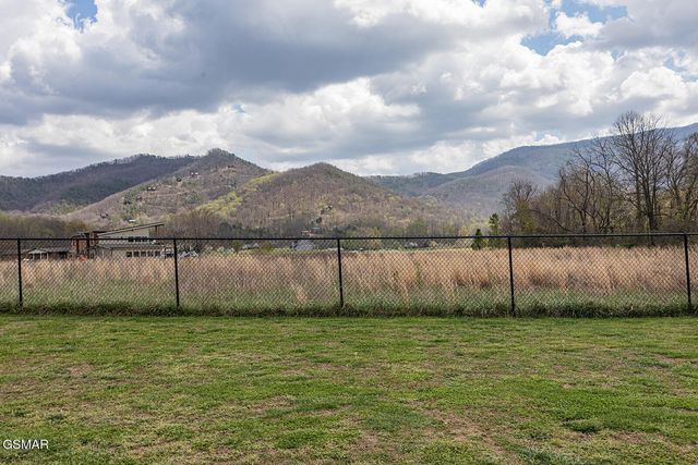 2221 Meadowbrook Lane, Sevierville, TN 37862
