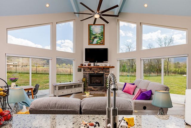 2221 Meadowbrook Lane, Sevierville, TN 37862