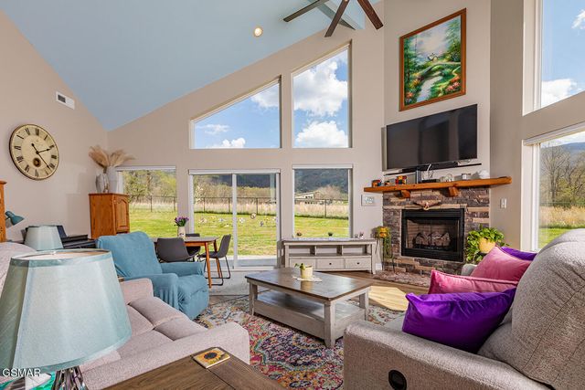 2221 Meadowbrook Lane, Sevierville, TN 37862