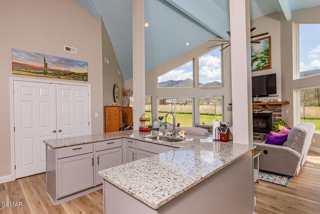 2221 Meadowbrook Lane, Sevierville, TN 37862