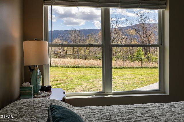 2221 Meadowbrook Lane, Sevierville, TN 37862