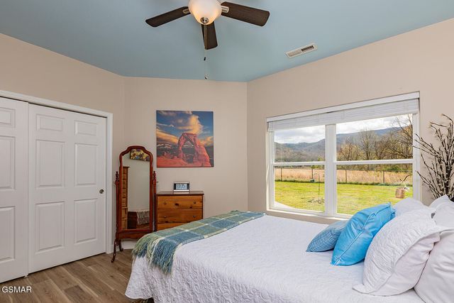 2221 Meadowbrook Lane, Sevierville, TN 37862