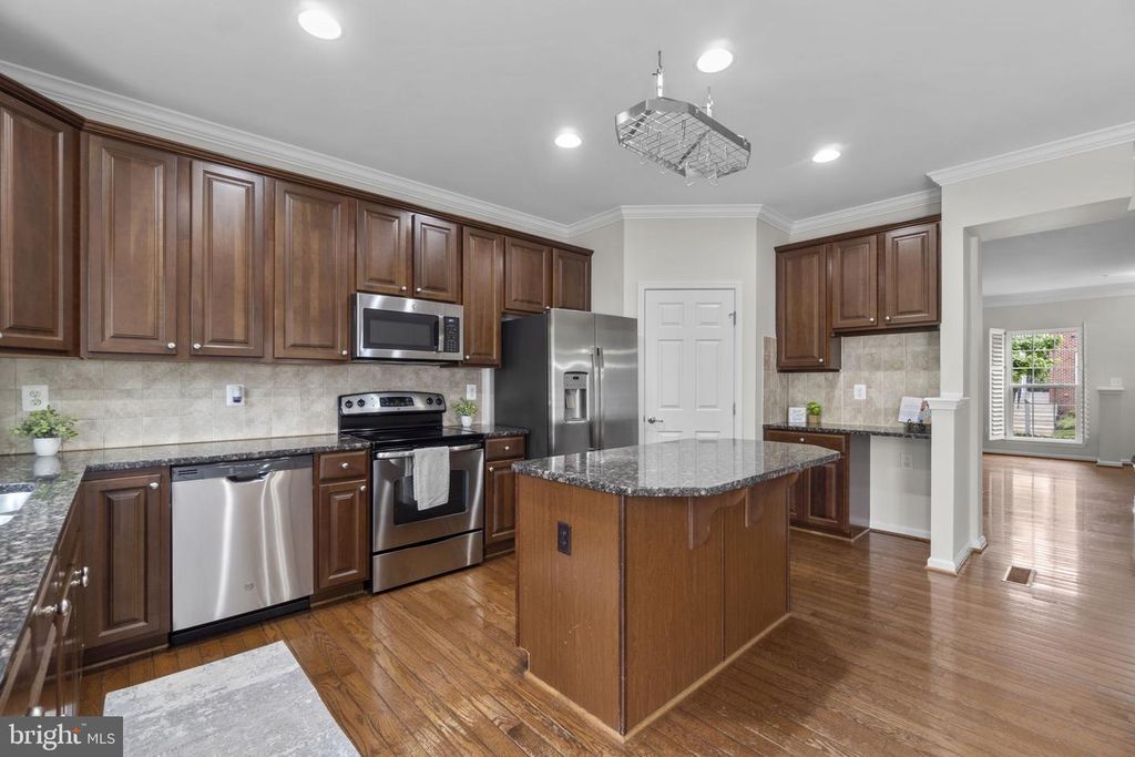 Image 5 of property listing at 7563 WILLOW BOTTOM RD, Sykesville, MD 21784