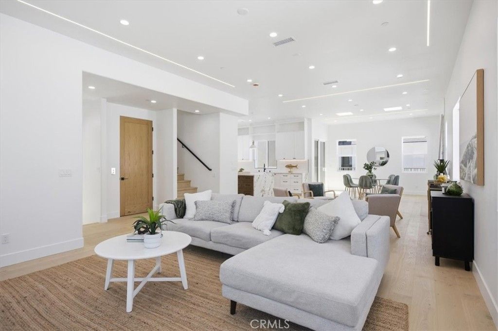 Image 10 of property listing at 617 N Irena Avenue B, Redondo Beach, CA 90277