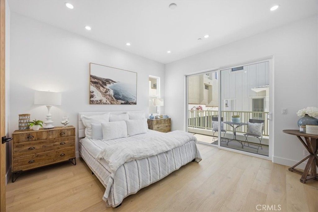 Image 12 of property listing at 617 N Irena Avenue B, Redondo Beach, CA 90277