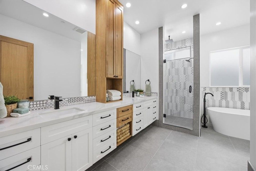 Image 13 of property listing at 617 N Irena Avenue B, Redondo Beach, CA 90277