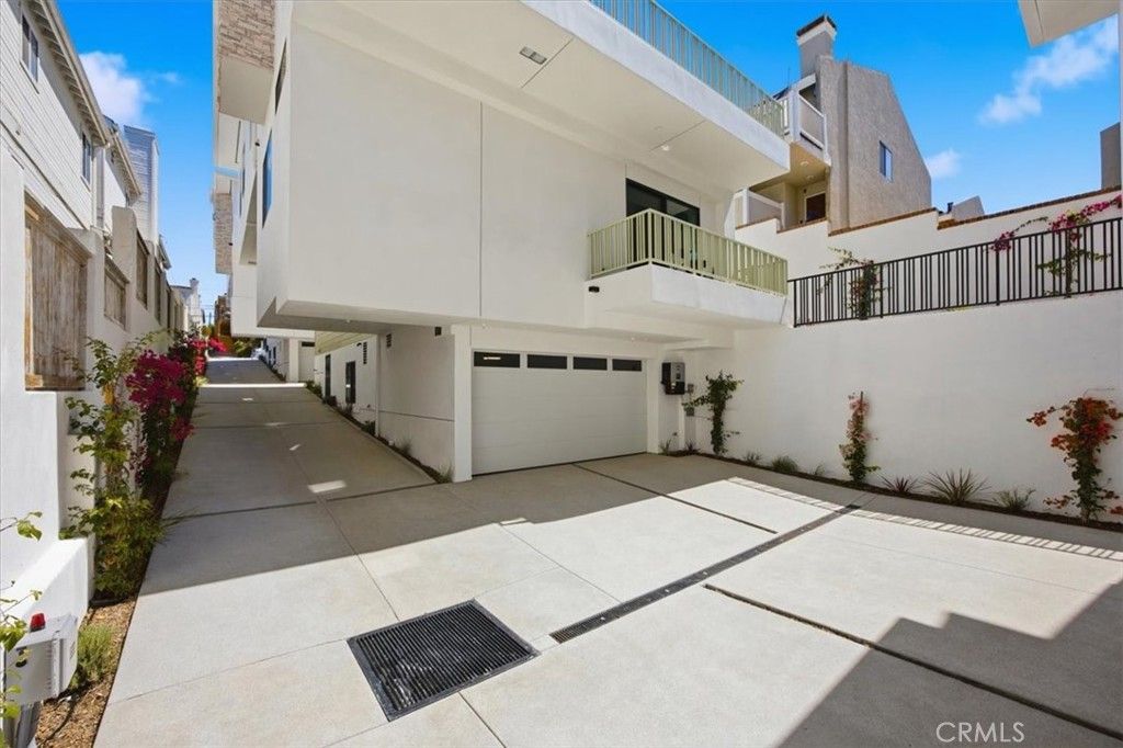 Image 27 of property listing at 617 N Irena Avenue B, Redondo Beach, CA 90277
