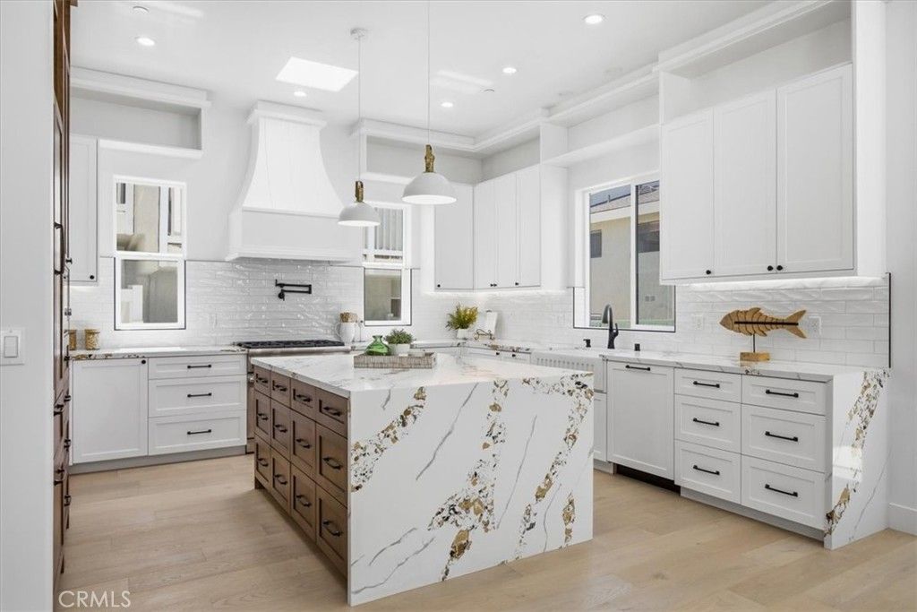 Image 3 of property listing at 617 N Irena Avenue B, Redondo Beach, CA 90277