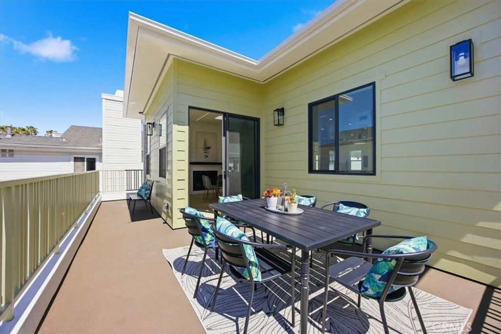 Image 7 of property listing at 617 N Irena Avenue B, Redondo Beach, CA 90277