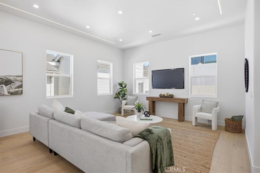 Image 9 of property listing at 617 N Irena Avenue B, Redondo Beach, CA 90277