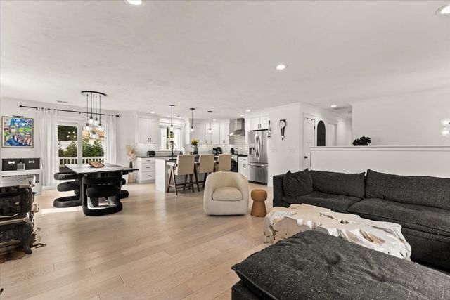 29 Phyllis Rd, Taunton, MA 02780