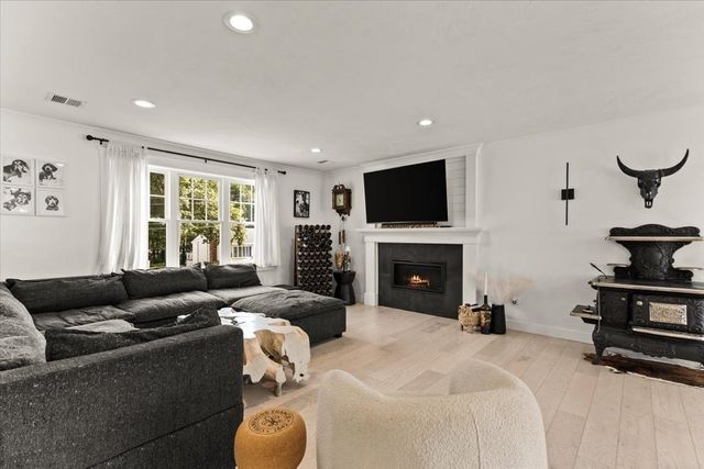29 Phyllis Rd, Taunton, MA 02780