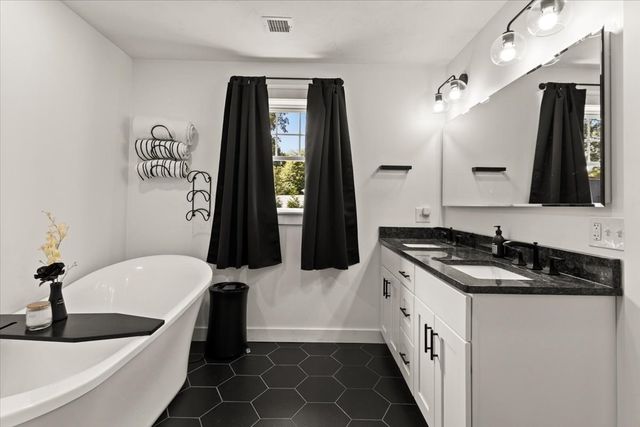 29 Phyllis Rd, Taunton, MA 02780