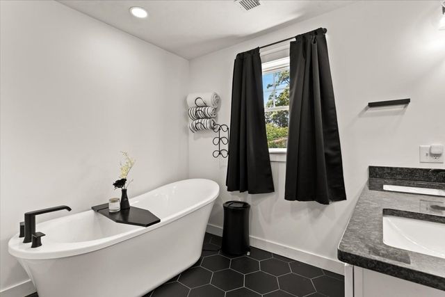 29 Phyllis Rd, Taunton, MA 02780