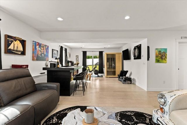29 Phyllis Rd, Taunton, MA 02780